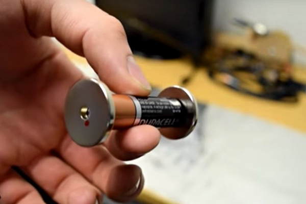 AA tužková baterie + neodymové magnety = autíčko. Vyrobte si jej