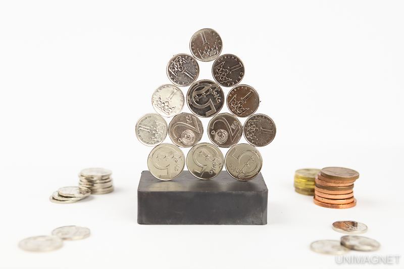 Pokus s feritovým magnetem a mincemi: Kolik mincí ferit udrží?
