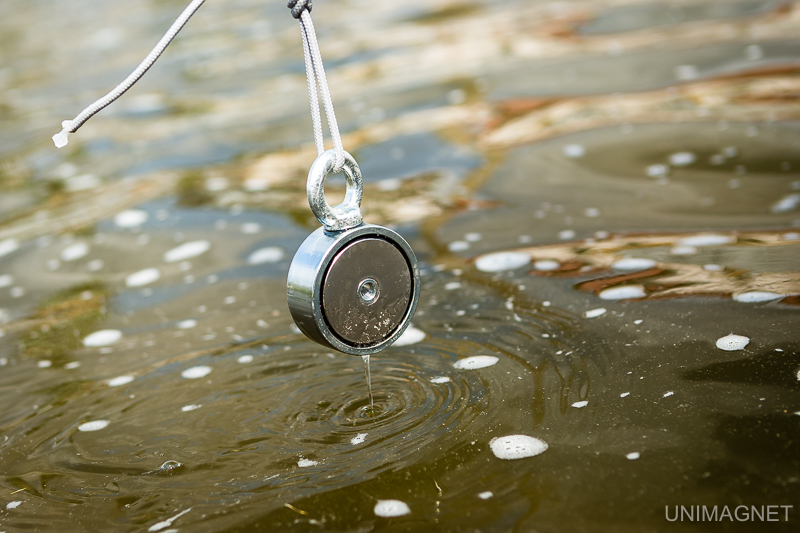 Fishing magnet nad vodou.