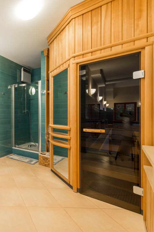 Magnetické zavírání dveří sauny.