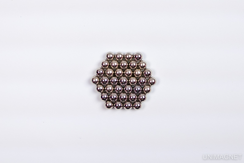 Hexagon z neodymových kuliček.