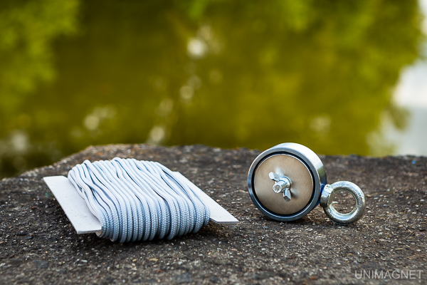 Výbava na magnet fishing – oboustranný magnet a pevné lano.